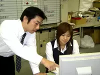分からない点は、先輩が丁寧に教えてくれます。