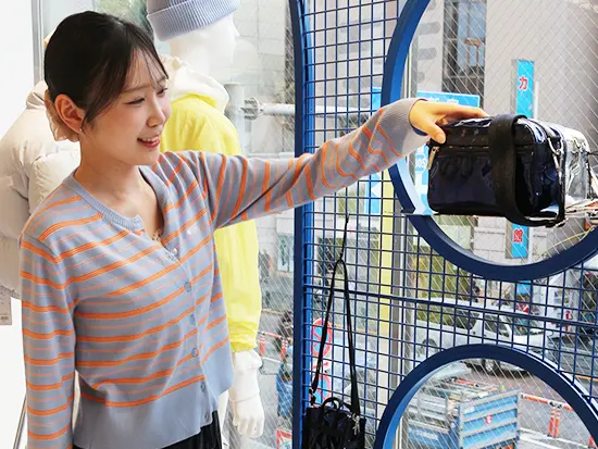 「こんにちは」と挨拶から始まり、お客様との会話を楽しみながら接客しています。