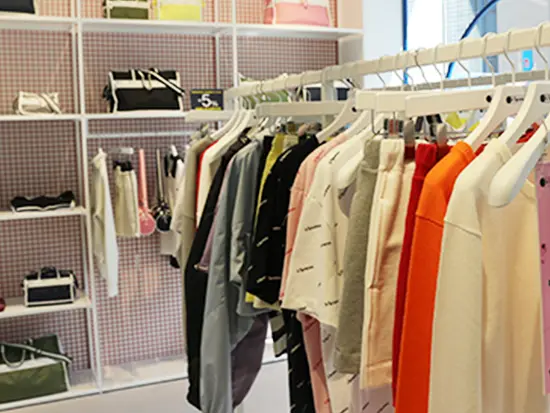 一部店舗ではアパレルも展開。トータルコーディネートの提案も可能になりました！