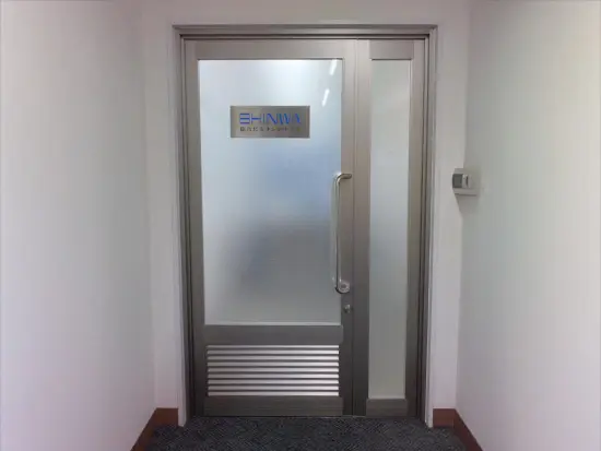 職場となる大阪支店。当社はスタッフ同士のスムーズな連携で、清潔な空間を実現しています。