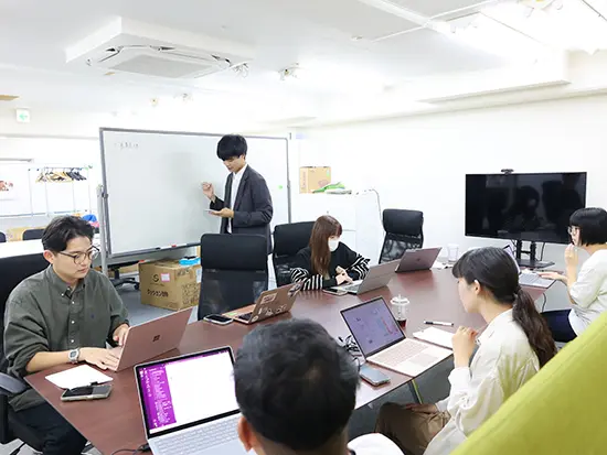 残業月5時間ほど・土日祝休みで無理なく働けます。リモートや時短勤務など柔軟な働き方も可能です。