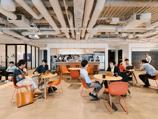 カフェ無料、​お茶無料、​ビールも​無料！​ゆったりランチも、屋上庭園で​リラックスも​★