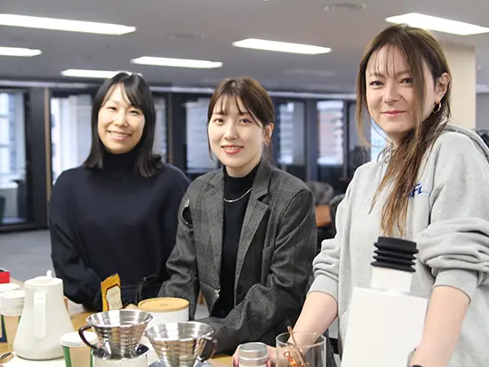 一緒に働くチームの女性メンバーです！風通しの良い環境で、困ったことがあればいつでも相談できます。