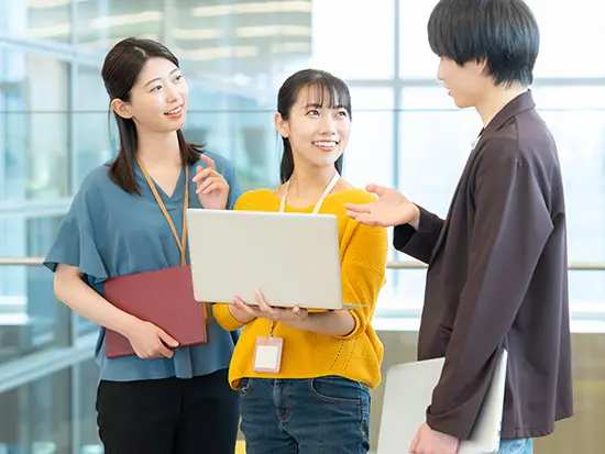 残業は月平均10時間未満、年間休日125日とプライベートを充実させやすい環境です。