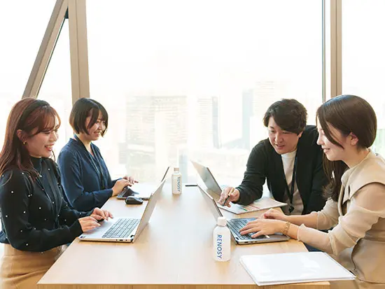 六本木の街を見下ろせる、キレイで広々としたオフィス