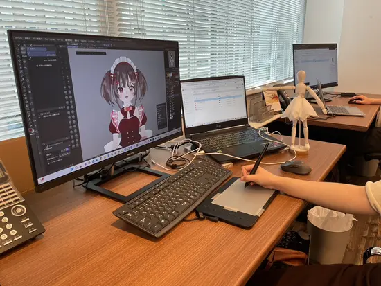 作業風景です。会社デスク✖自宅で作業OK。コーヒーやカフェオレ飲みながら、イラスト作成！