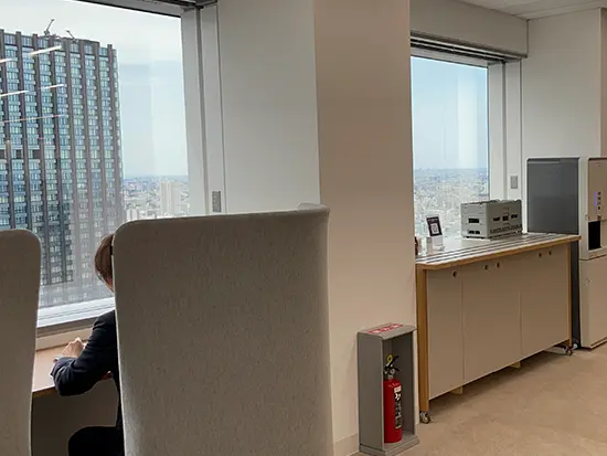 社内カフェテリアで休憩時間も充実出来ます！