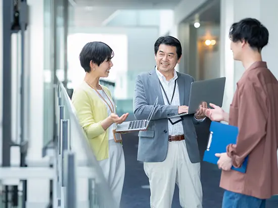 社内は幅広い年齢の社員が活躍中。中には20年以上勤務している女性社員も。