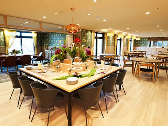 四季折々の旬を活かした献立で、お客様の食の楽しみを大切にしています。