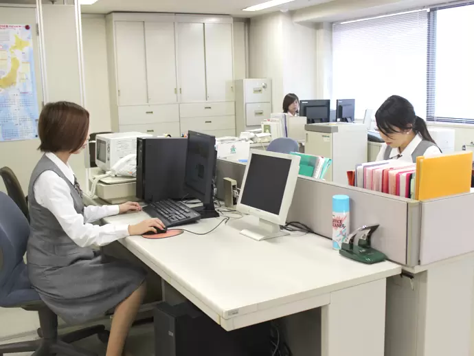 オフィスでは現在3名の女性スタッフが活躍中！風通しがよく、働きやすい環境です。