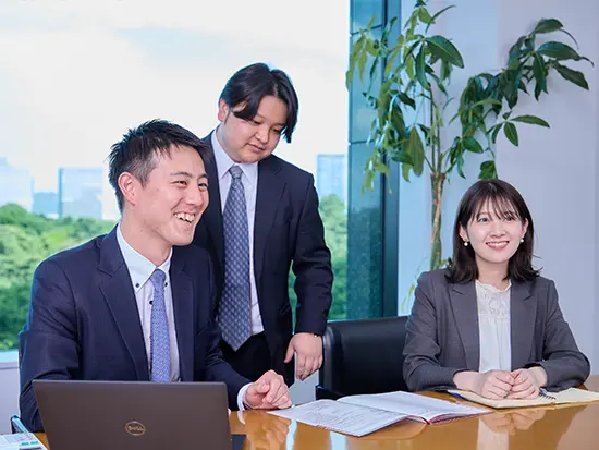 ワンフロアで風通し良くのびのびと働けます。