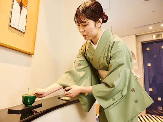 おもてなしの所作を身につける一環で、茶道のお稽古にもご参加いただけます！