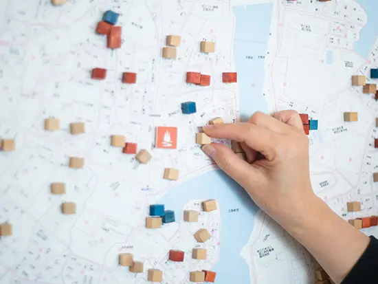 地図に並ぶ色とりどりのピンは、私たちが地元で積み重ねてきた実績と、お客様への想いの証です。