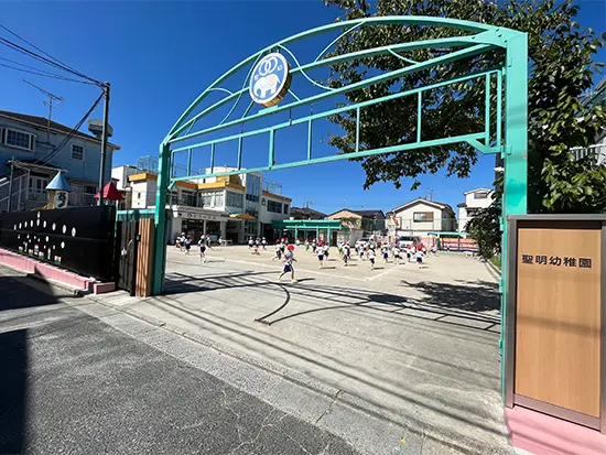 子どもも職員も笑顔で育つ、温かな環境と充実の働きやすさが整う幼稚園。