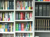 M&A関連書籍や業界情報誌を通じて知識をさらに広げていきます。