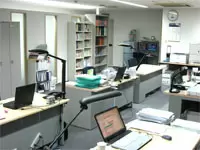一人ひとりゆったりと空間を設けたデスク
