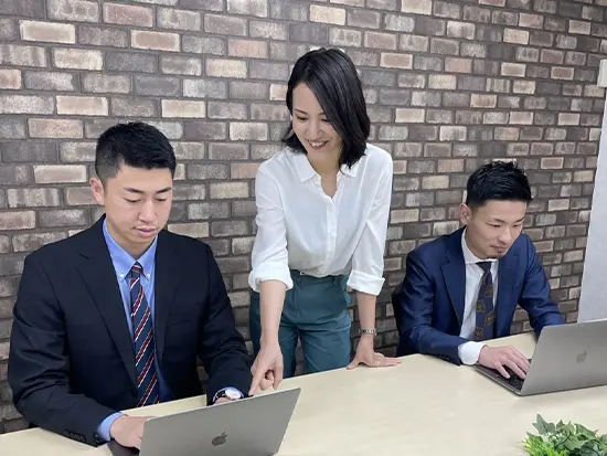 〇未経験の方でも安心して働けるよう先輩社員がそばでサポートいたしますのでご安心ください。