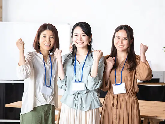 9：00～16：00勤務で、月平均残業も10時間未満！1日1時間残業しても17時には退勤できます。