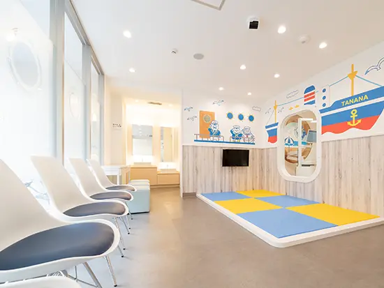 キッズスペースあり！診療台を一台ごとに区切り、リラックスして過ごせる空間にこだわっています。