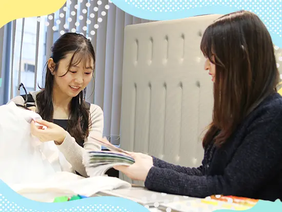 クライアントのコンセプトに合ったグッズを提案するために、お互いにアイデアを出し合っています！