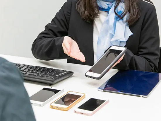 丸紅グループの安定基盤×年休124日。未経験から「接客のプロ」へ着実に成長できる環境です。