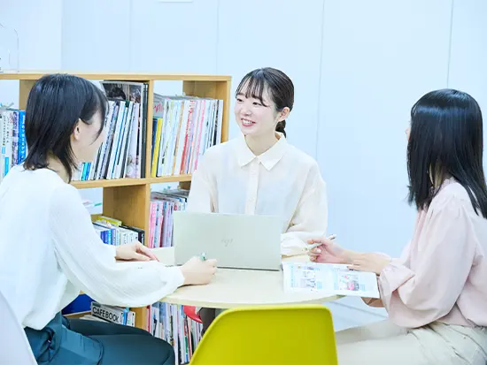 残業はほとんどなく、基本定時に退社。お休みも多く、しっかりとメリハリをつけて働けます◎