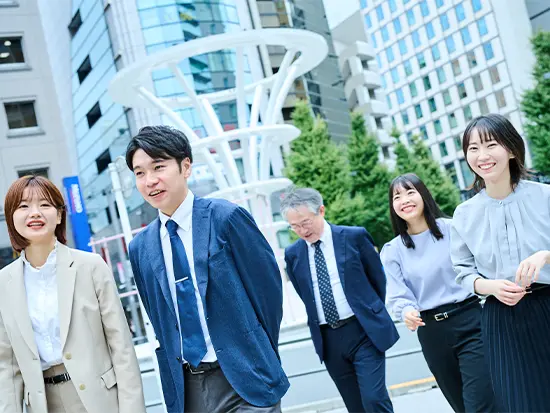 同年代の社員も多く和やかな雰囲気で仕事をしています♪ サポート体制もあるので安心ですよ！