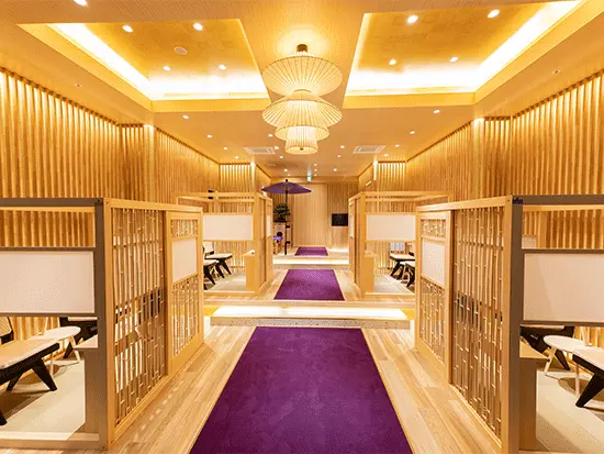 待合室は全て個室。床から天井まで至る所にこだわりを詰め込んでいます。