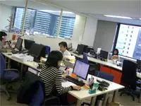 窓からの光が差し込む、明るく開放的なオフィス
