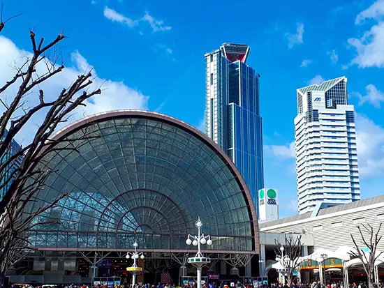 大阪の街を繋ぐ交通インフラ。地域密着から観光まで、安全で快適な移動空間を提供するタクシー事業。