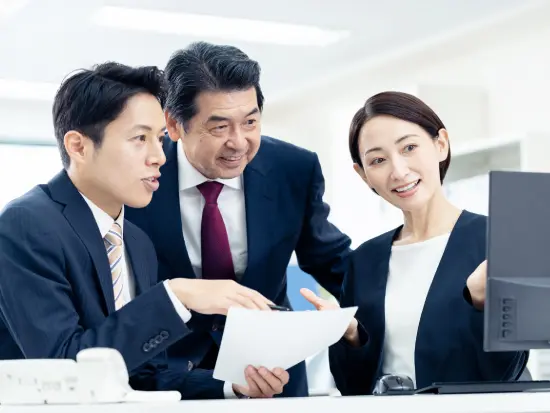 分からないことはすぐに相談！男女問わず意見を出し合い、チームワークで仕事を進めるアットホームな職場。