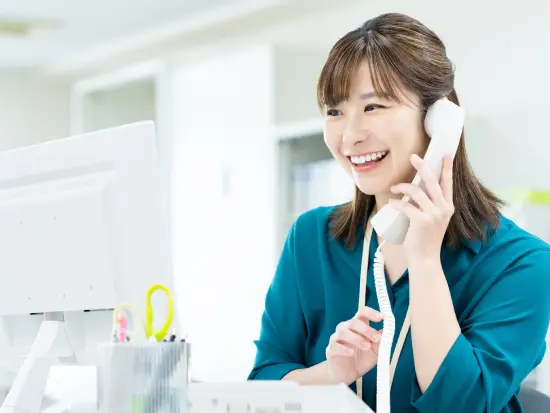 現場を支えるバックオフィス。明るく丁寧な電話対応で、社内外の信頼を繋ぐ大切な役割を担っています。