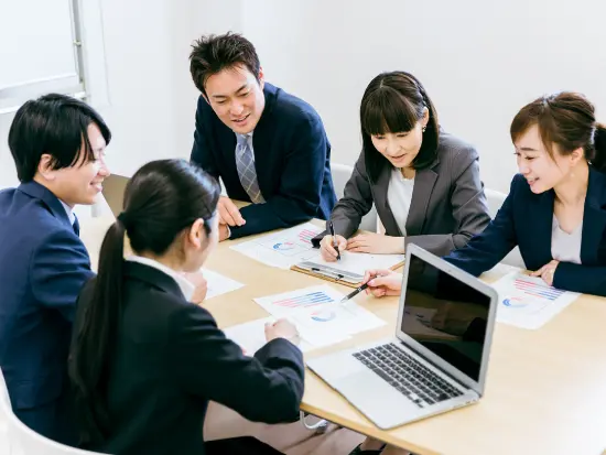 安全と品質を守るための真剣な議論。定期的なミーティングで情報を共有し、現場の課題解決に取り組みます。