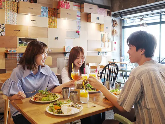 ランチミーティングも定期的に実施。フランクで風通しの良い社風です◎