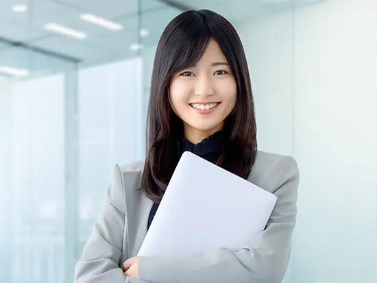 年間休日は125日。土日祝休みで残業も月5h程度と少なく、働きやすさも魅力です。