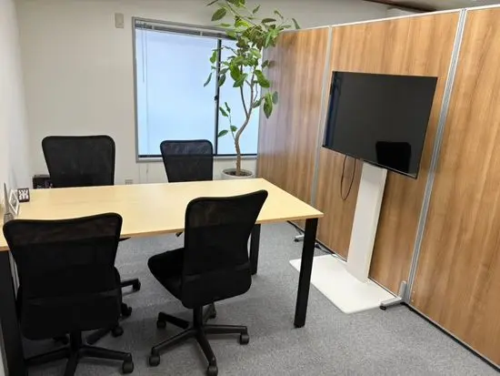 オフィス内は紙書類も少なく、配線等もキッチリ整理して働いてて心地の良いオフィス♪