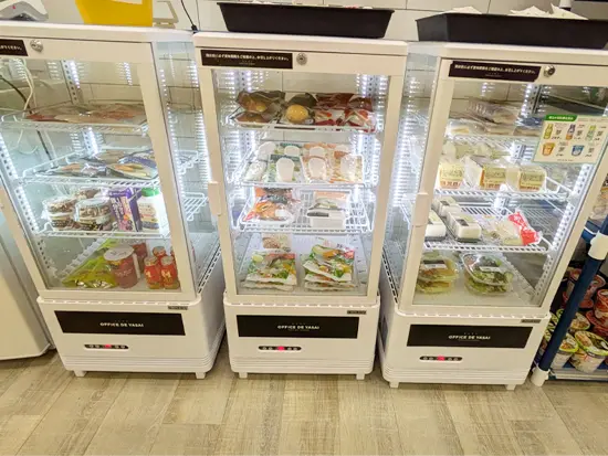 野菜やフルーツ、デザート、ご飯物などの冷凍食品が社内で格安販売しています♪