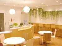 外苑前駅前の本社。ぬくもりのあるデザインのオフィスは好評 。