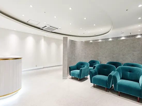 白を基調とした綺麗で高級感のあるクリニック。お客様に寄り添った丁寧な対応でお迎えします＋*