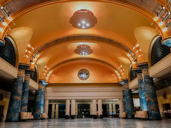 金箔の天井と大理石の柱が並ぶエントランスは圧巻の華やかさです。