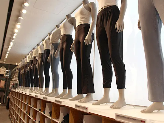 「一度穿いたら虜になる」とスタッフも絶賛！こだわり抜いた最高品質の商品が、お客様を笑顔にします。