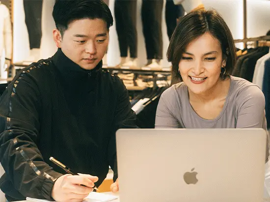 手厚い研修の後は、先輩がメンターとしてサポート。あなたの「なりたい姿」をチーム全員で応援します。