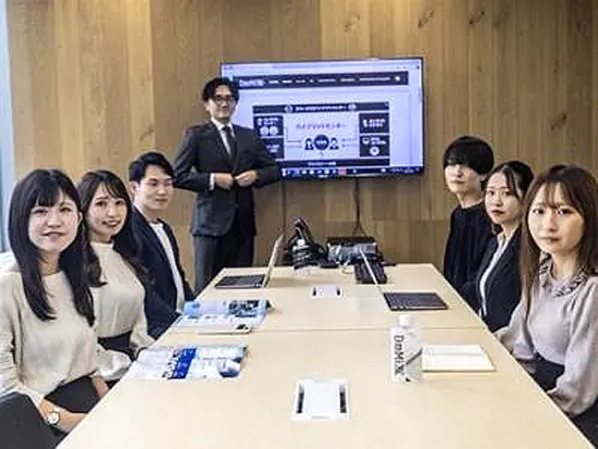 スタッフ同士で情報共有を活発に行い、サポートし合いながら業務を進めています。