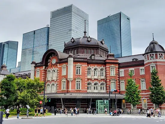 東京駅徒歩2分の丸の内本社勤務。転勤なしで腰を据えて働けます。