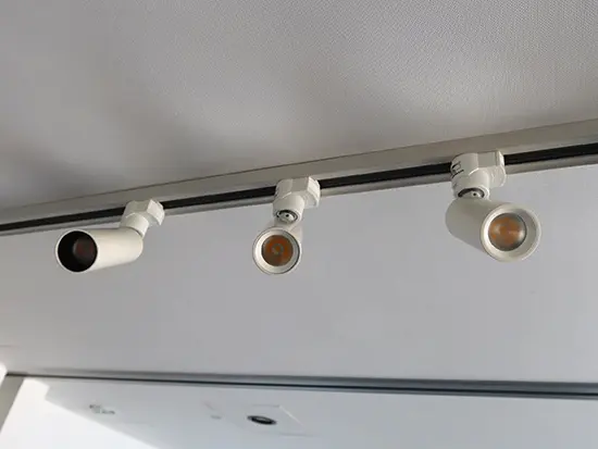 日常のあらゆる場所で見かける「スポットライト」や「ダウンライト」を取り扱っています。