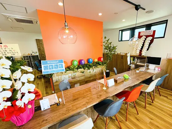 店内は明るい雰囲気の家具を置き、お客様をお迎えしています！