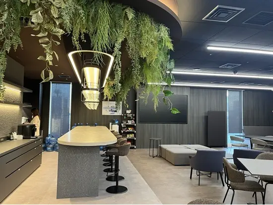 移転したばかりの新オフィス！バーカウンターもあります♪