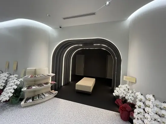 特徴的なトンネルのようなデザイン。ミーティングスペースも洗練されています。