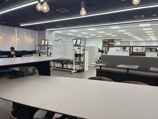 実際に業務を行うフロア。意見交換もしやすいフリースペースがあります。