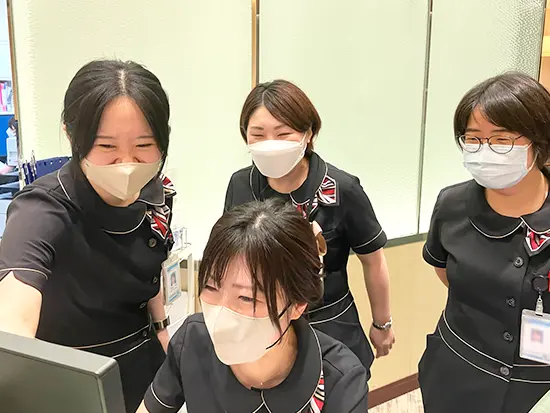 こちらは【健診事務員】の様子。いずれの部署も、明るくコミュニケーションが活発な雰囲気です！